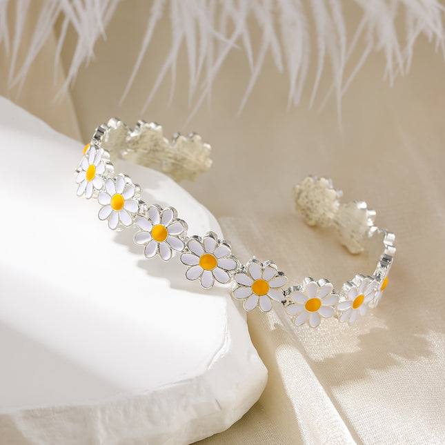 Kreatiewe Armband Met ’n Wit Blommetjie-Drup-olie-Ontwerp
