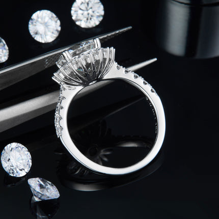 'n Luukse en Modevolle Ligte Luukse Juweliersware S925 Silwer Ring van 3 karaat, Geset Met Topgehalte Moissanite, Geplateer Met Platinum