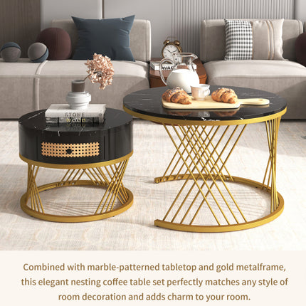 2-in-1 Ronde Koffietafel Gemaak Van MDF Met Marmergraan-Fineerblad, Rottanglaaie En Soliede Houthandvatsels. Goudkleurige Ysterpote. 70x70x45.5 50x50x38.5cm