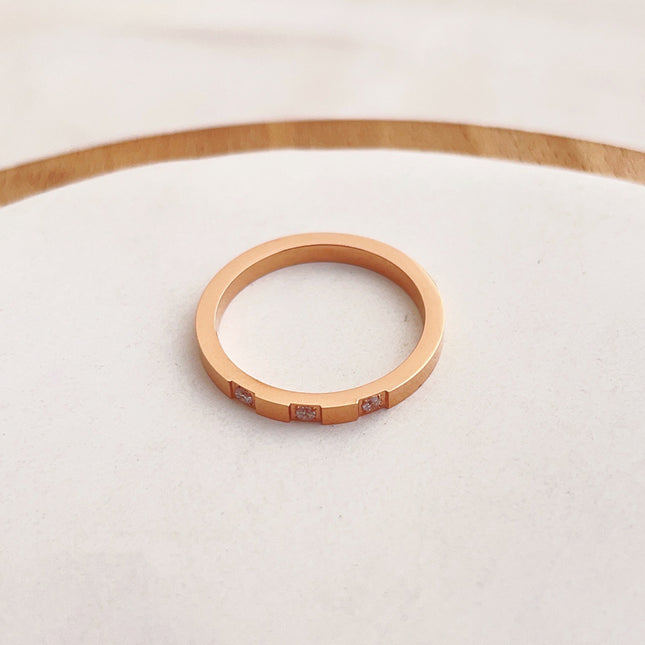 Modieuse Damesring Met Drie Diamante
