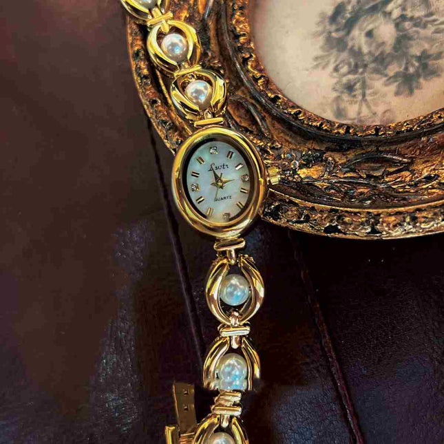 Middel-antieke Ligluukse Nagemaakte Pêrelhorlosie Temperamentele Armband Dameshorlosie