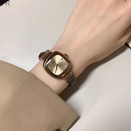 Retro-styl Vrouehorlosie Met 'n Minimalistiese Klein Vierkantige Ontwerp