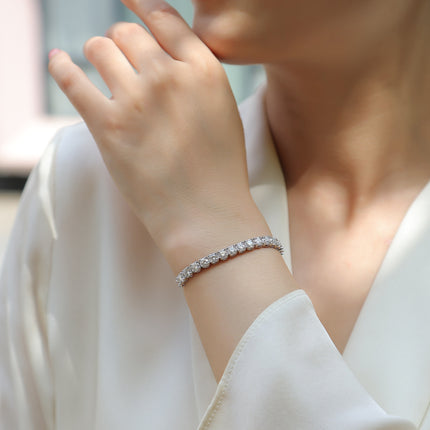 Hierdie luukse en modieuse ligte luukse juweliersware silwerarmband, gemaak van S925-silwer geëlektroplateer met platinum, is geset met topgehalte moissanite.