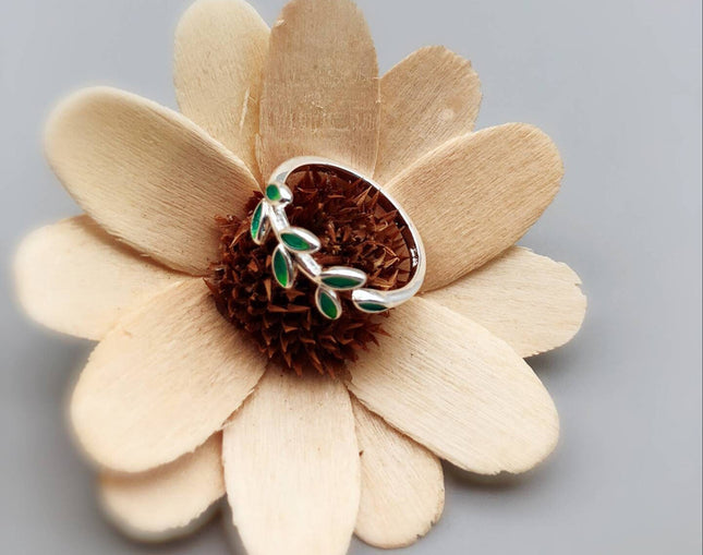Women's Fashionable Simple Green Leaf Ring