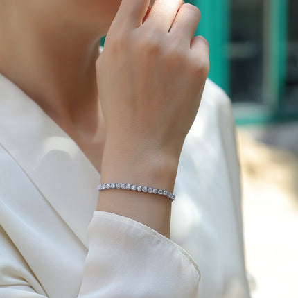 Hierdie luukse en modieuse ligte luukse juweliersware silwerarmband, gemaak van S925-silwer geëlektroplateer met platinum, is geset met topgehalte moissanite.