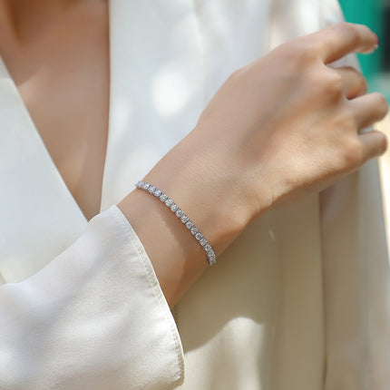 Hierdie luukse en modieuse ligte luukse juweliersware silwerarmband, gemaak van S925-silwer geëlektroplateer met platinum, is geset met topgehalte moissanite.