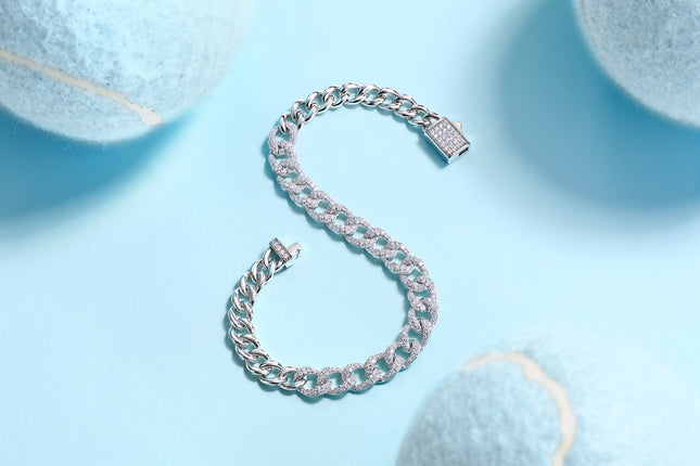 Hierdie luukse en modieuse ligte luukse juweliersware silwer armband is gemaak van S925 silwer geëlektroplateer met platinum en is toegerus met topgehalte moissanite.