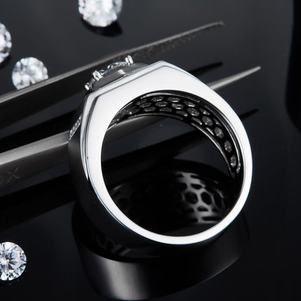 Mans 1-karaat Luukse en Modieuse Ligluukse Juweliersware Silwer Ring met Topgehalte Moissanite, S925 Versilwerde Platinum