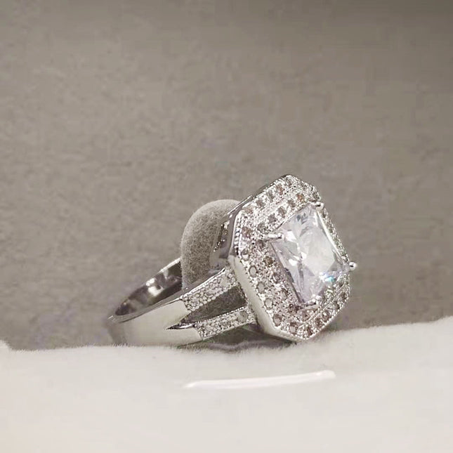 Ring Met Topaas En Kleurvolle Diamante In 'n Pavé-Setting