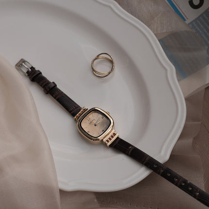 Retro-styl Vrouehorlosie Met 'n Minimalistiese Klein Vierkantige Ontwerp