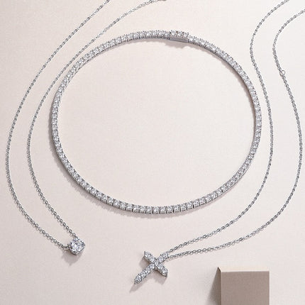 Ingebed met topgehalte-moissaniet, sluit hierdie luukse en modieuse minimalistiese juwelierswarestel 'n halssnoerhanger, 'n nekketting en S925 silwer, geëlektriseer met platinum, in.