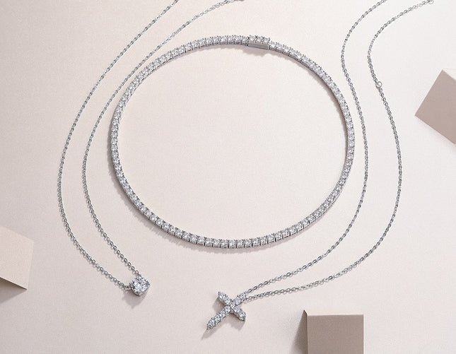 Ingebed met topgehalte-moissaniet, sluit hierdie luukse en modieuse minimalistiese juwelierswarestel 'n halssnoerhanger, 'n nekketting en S925 silwer, geëlektriseer met platinum, in.