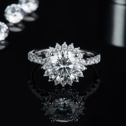 'n Luukse en Modevolle Ligte Luukse Juweliersware S925 Silwer Ring van 3 karaat, Geset Met Topgehalte Moissanite, Geplateer Met Platinum