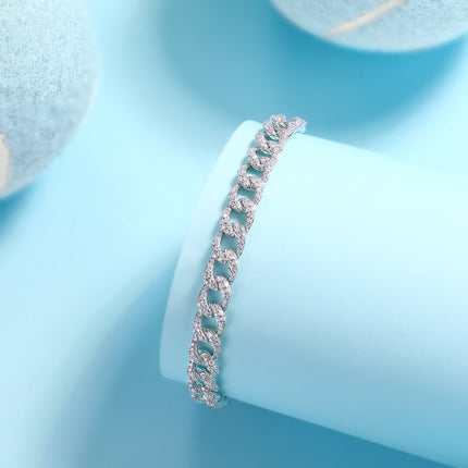 Hierdie luukse en modieuse ligte luukse juweliersware silwer armband is gemaak van S925 silwer geëlektroplateer met platinum en is toegerus met topgehalte moissanite.