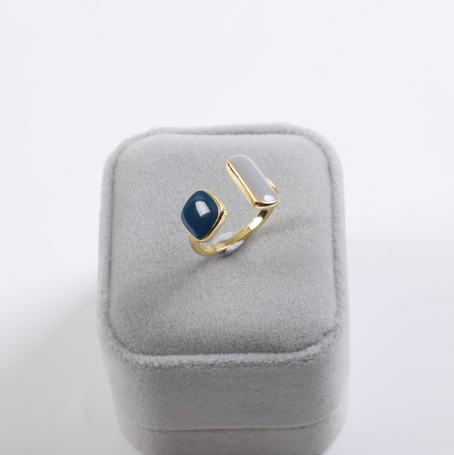 Elegante Vroue Met Geometriese Drupringe