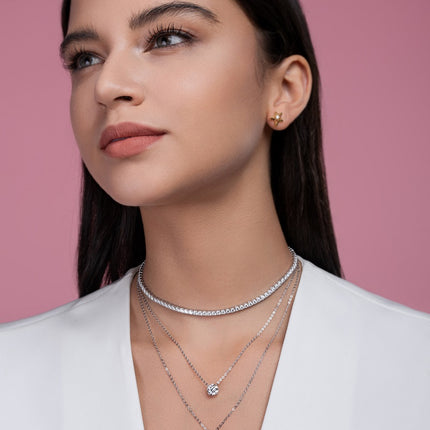 Ingebed met topgehalte-moissaniet, sluit hierdie luukse en modieuse minimalistiese juwelierswarestel 'n halssnoerhanger, 'n nekketting en S925 silwer, geëlektriseer met platinum, in.