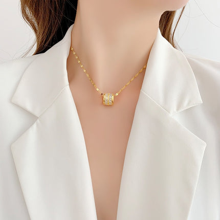 Koperbedekte Regte Goud Hanger Met 'n Skraal Middel Ontwerp Halsnoer