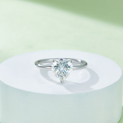 Hartvormige Moissanite Geset Met Topgehalte Moissanite Luukse En Modieuse Ligte Luukse Juweliersware Silwer Ring S925 Silwer-bedekte Platinum