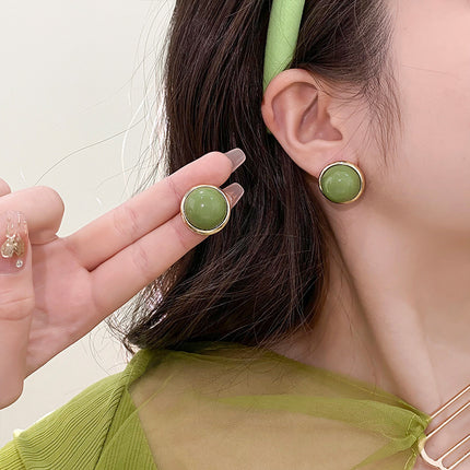 Retro Avokado-groen Knopiesoorbelle Wat Elegant Lyk En Die Gelaatskleur Verhelder