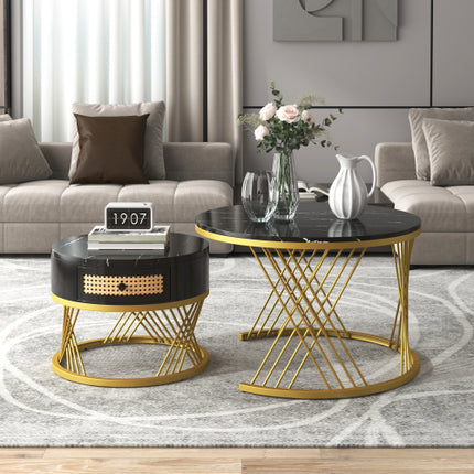 2-in-1 Ronde Koffietafel Gemaak Van MDF Met Marmergraan-Fineerblad, Rottanglaaie En Soliede Houthandvatsels. Goudkleurige Ysterpote. 70x70x45.5 50x50x38.5cm